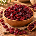 Cranberries deshidratados en un bowl de madera