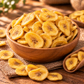 Banana chips en un bowl de madera