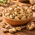 Pistachos con cáscara en un bowl de madera