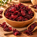 Flores de hibisco confitadas en un bowl de madera