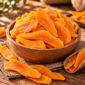 Lonjas de mango deshidratado en un bowl de madera