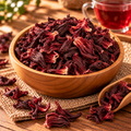 Flor de jamaica deshidratada y una taza de infusión